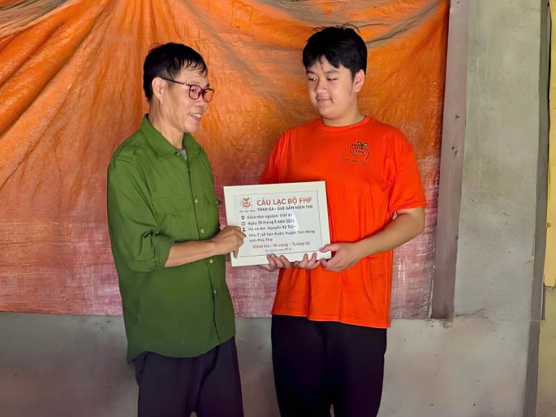 Trao gà - Gửi gắm niềm tin