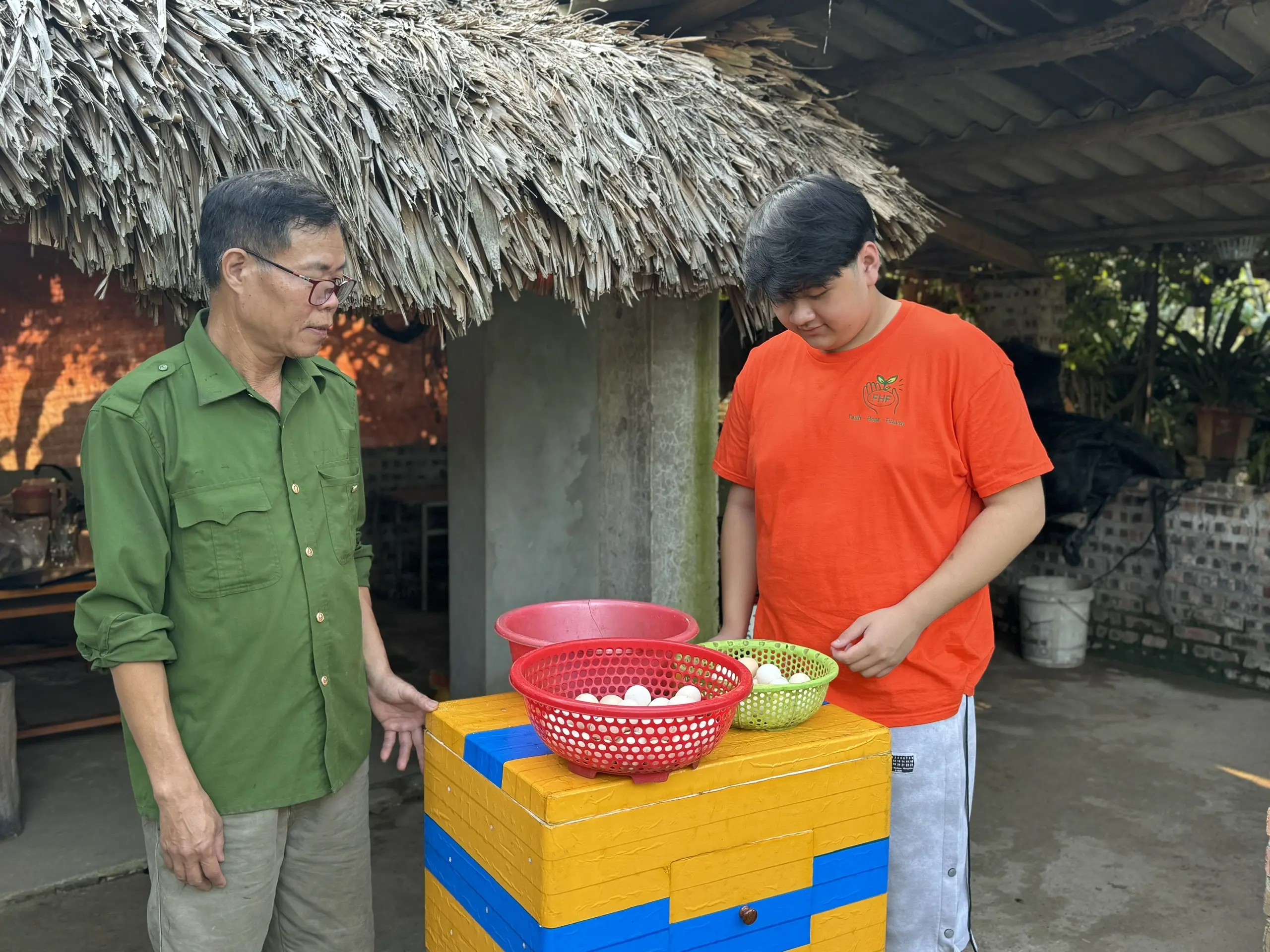 Trao gà - Gửi gắm niềm tin