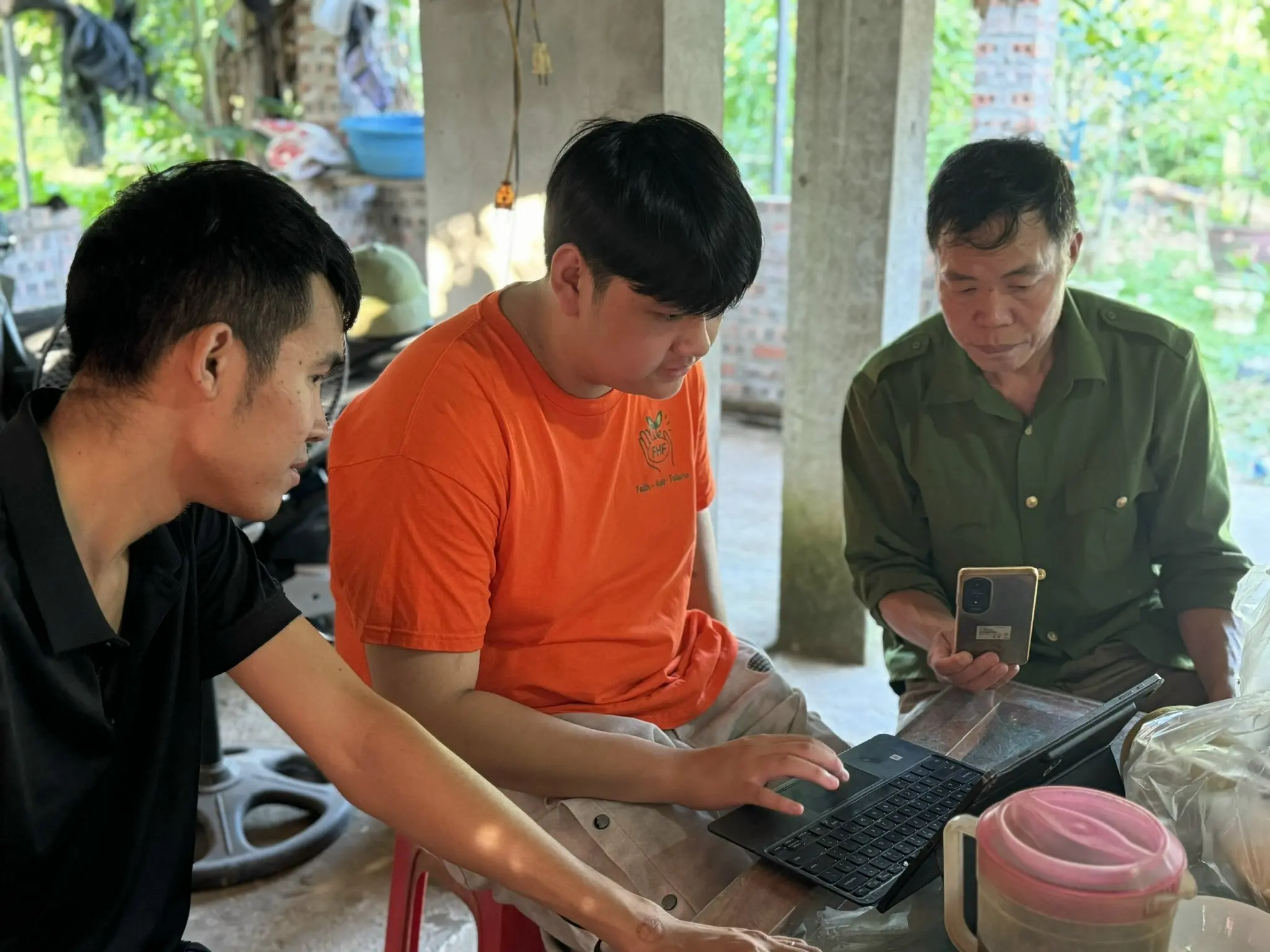 Trao gà - Gửi gắm niềm tin